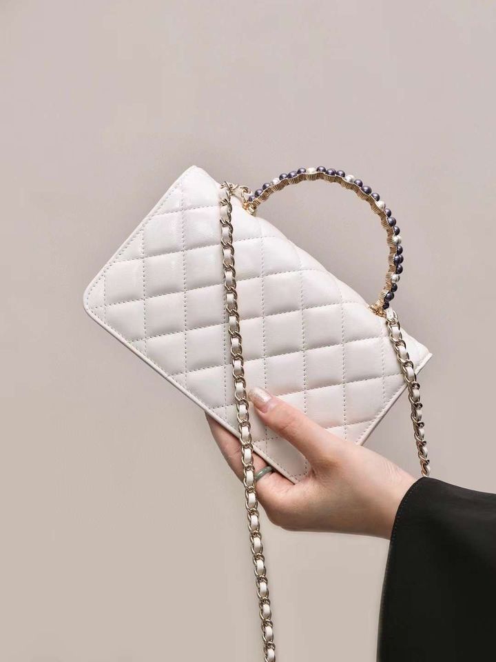 CHANEL 24P 金屬珍珠手腕橫版 KELLY WOC 白色1