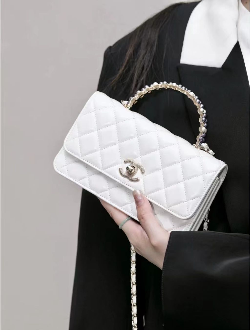 CHANEL 24P 金屬珍珠手腕橫版 KELLY WOC 白色12