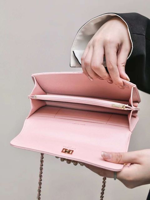 CHANEL 24P 金屬珍珠手腕橫版 KELLY WOC 粉色1