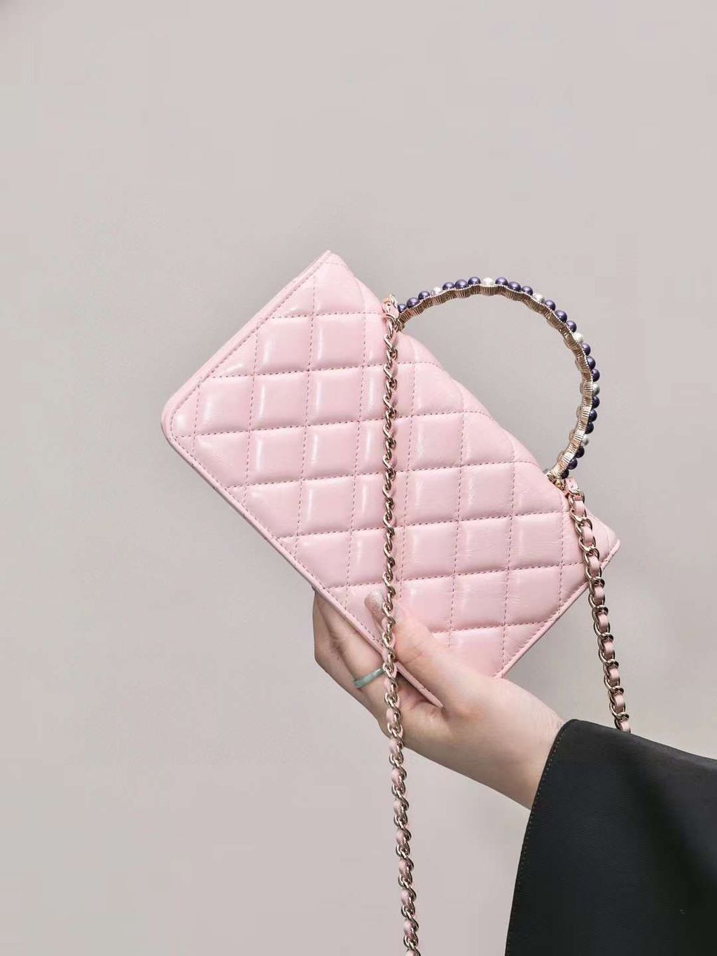 CHANEL 24P 金屬珍珠手腕橫版 KELLY WOC 粉色2