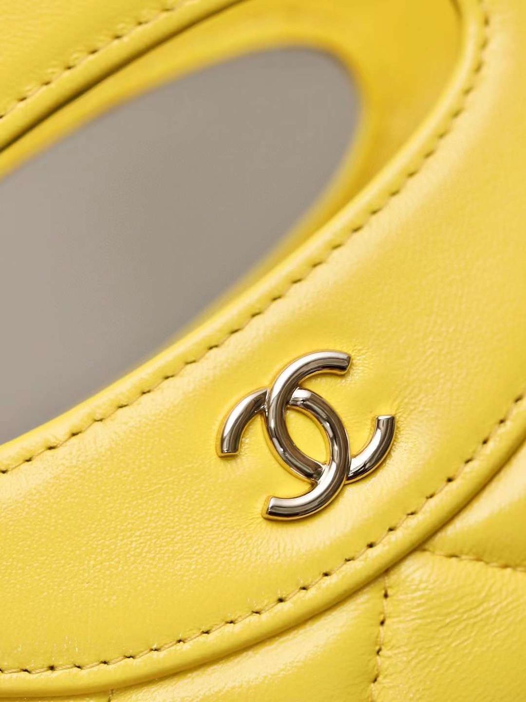 CHANEL 24S 31 NANO 油蠟羊皮經典側背包 黃色4