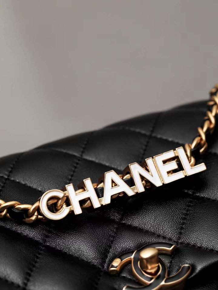 CHANEL 24P 琺瑯扣字母鏈條包 4