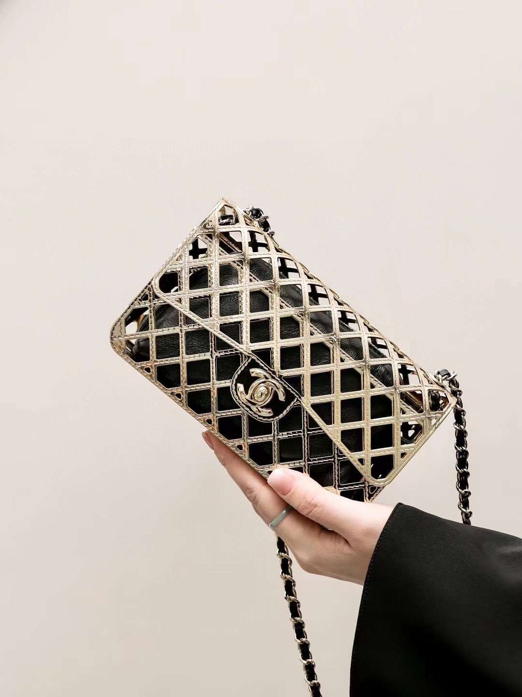 CHANEL 24P 金屬鏤空CF斜背包 限量收藏款 