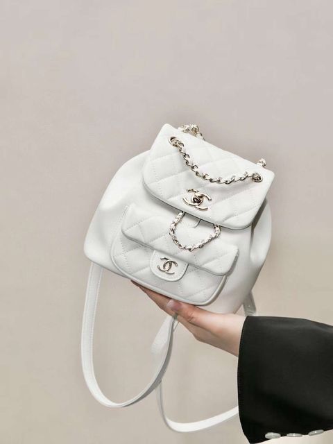 CHANEL 24P DUMA 奶油白胎牛皮雙肩後背包 6