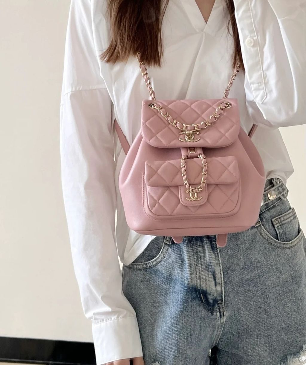 CHANEL 24P DUMA 粉色胎牛皮雙肩後背包 10