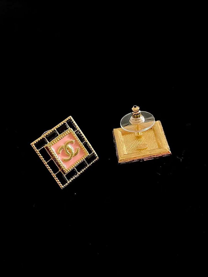 CHANEL 24S 粉琺瑯黑邊鑽方塊耳環3