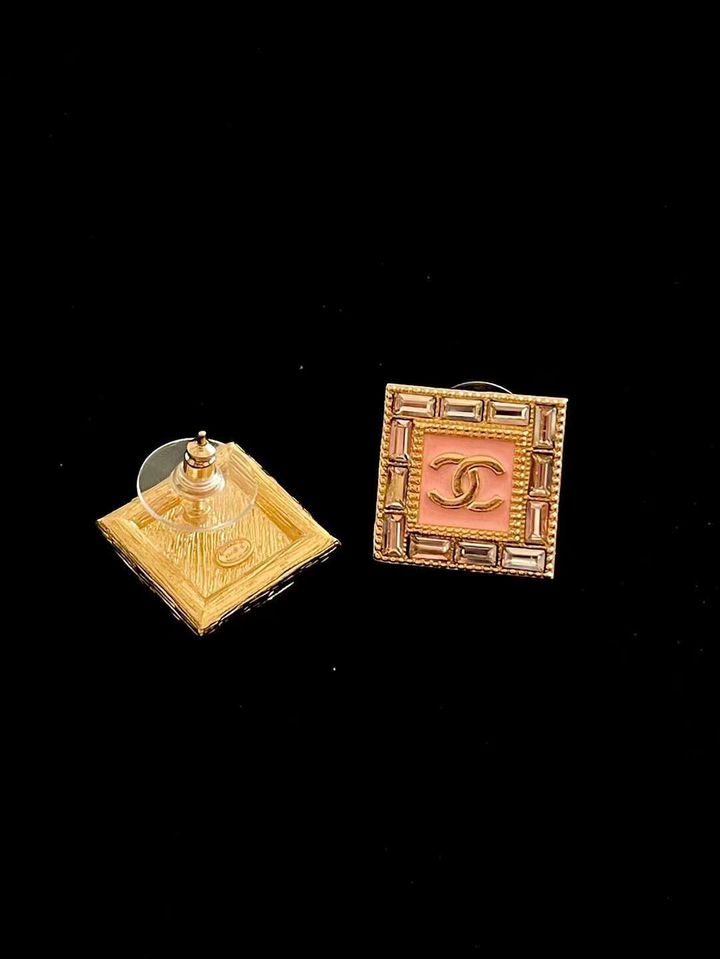 CHANEL 24S 粉琺瑯白邊鑽方塊耳環3