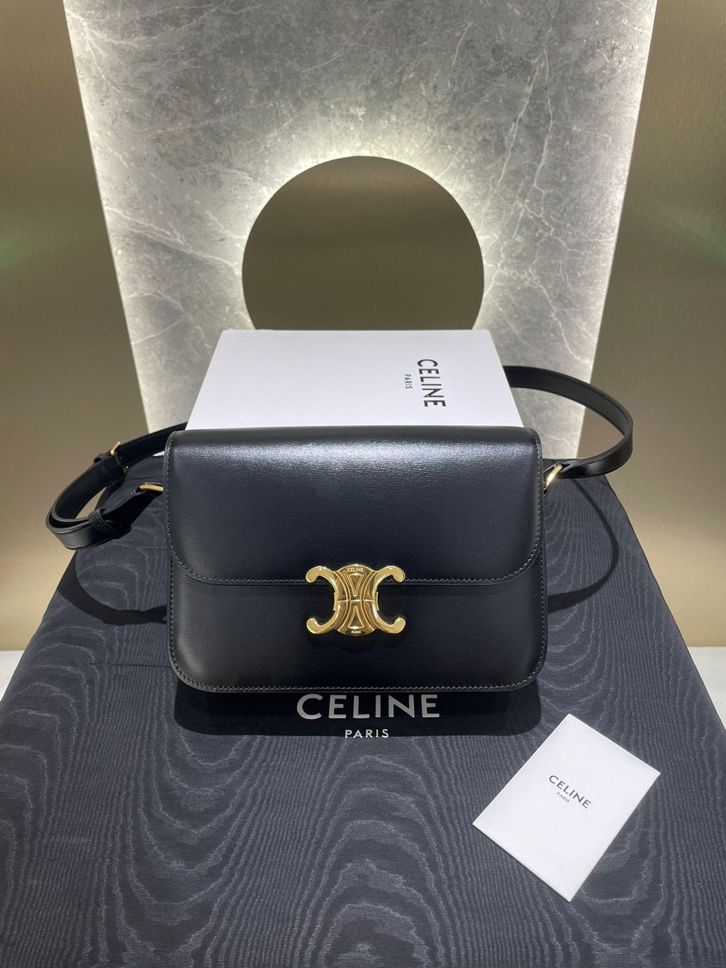 CELINE TEEN TRIOMPHE 亮澤牛皮革手袋 黑金 LISA同款1