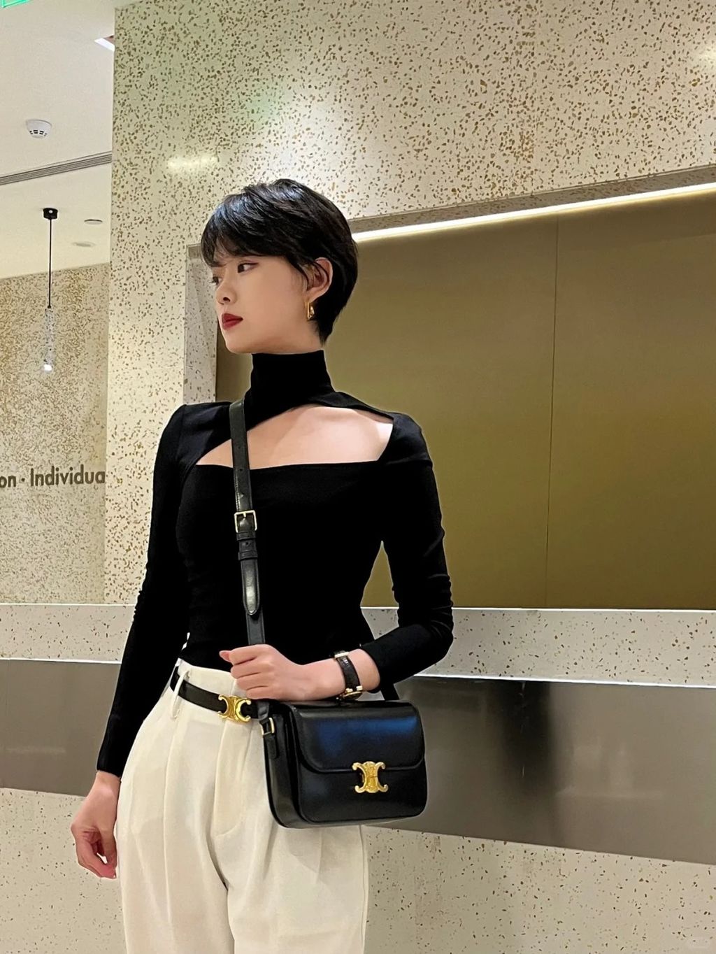 CELINE TEEN TRIOMPHE 亮澤牛皮革手袋 黑金 LISA同款15