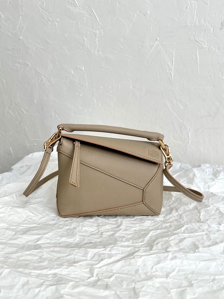 LOEWE PUZZLE 新款 可調節背帶 奶茶色 荔枝紋 MINI:小號 1