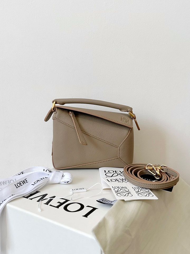 LOEWE PUZZLE 新款 可調節背帶 奶茶色 荔枝紋 MINI:小號 