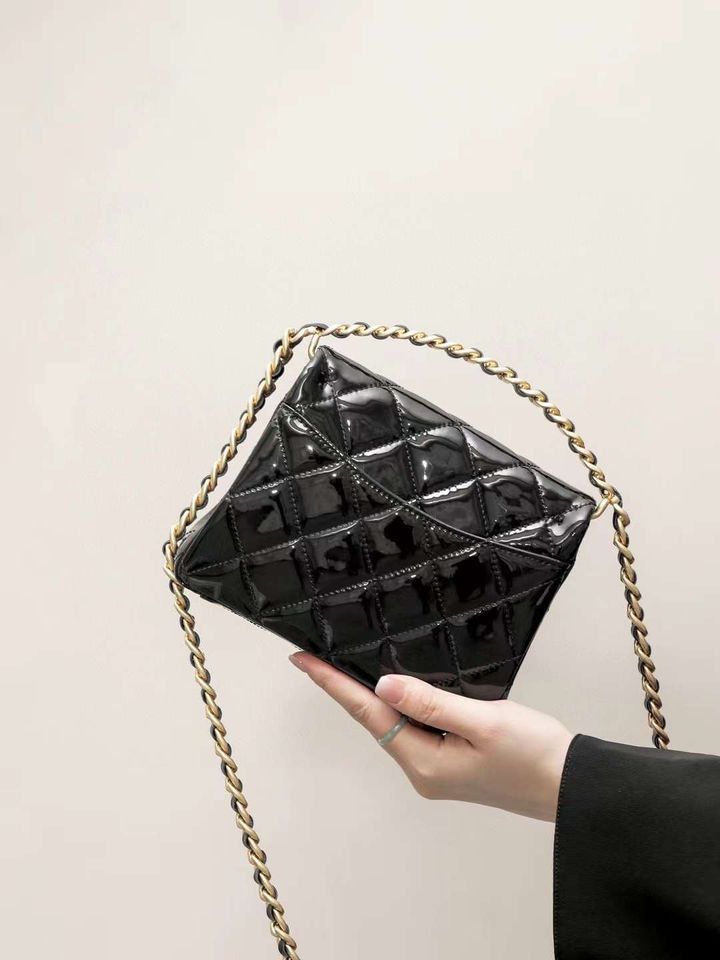 CHANEL 24S 31 RUE CAMBON 漆皮手柄口蓋包 1