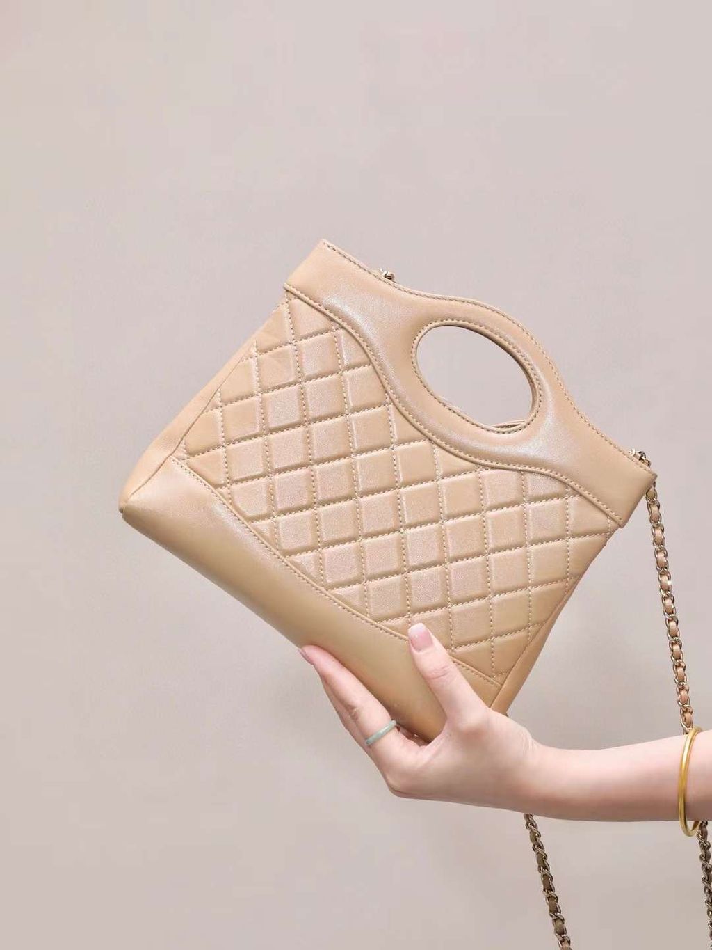 CHANEL 31 BAG 豎版小號 油蠟羊皮經典側背包 杏色1