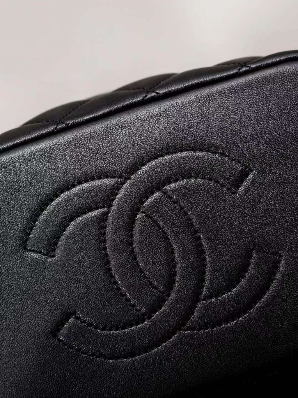 CHANEL 24P 限量 雙肩鏈條後背包 6