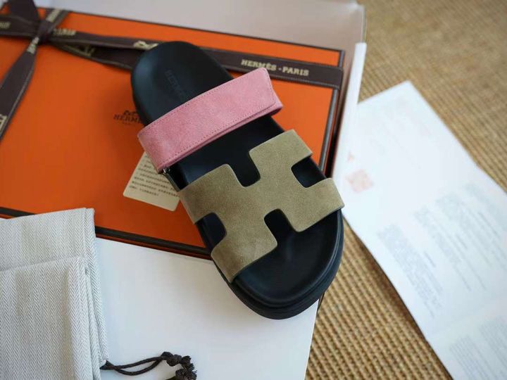 HERMES CHYPER 二舅拖鞋 麂皮綠拚粉色2