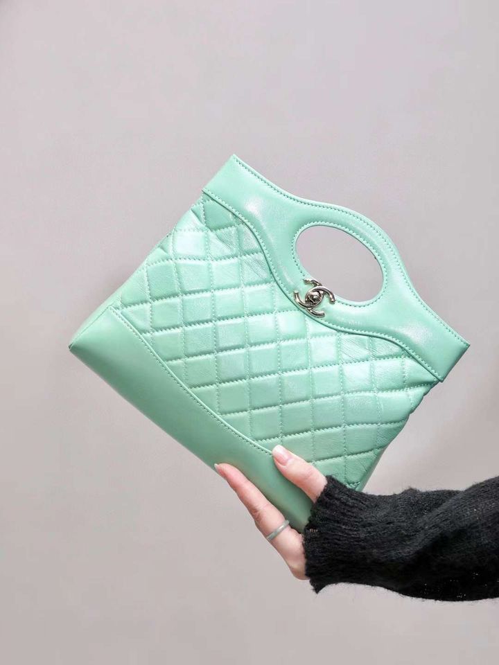CHANEL 31 BAG 豎版小號 油蠟羊皮經典側背包 綠色1