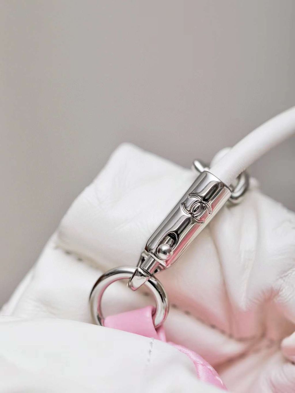 CHANEL 24S 22BAG MINI 漸層粉白小水桶包 9