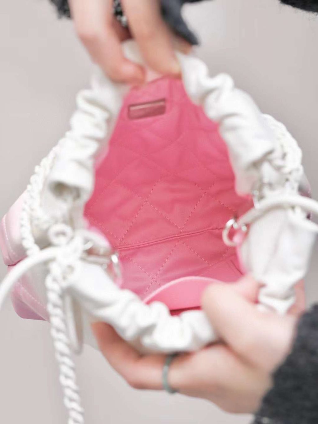 CHANEL 24S 22BAG MINI 漸層粉白小水桶包 2