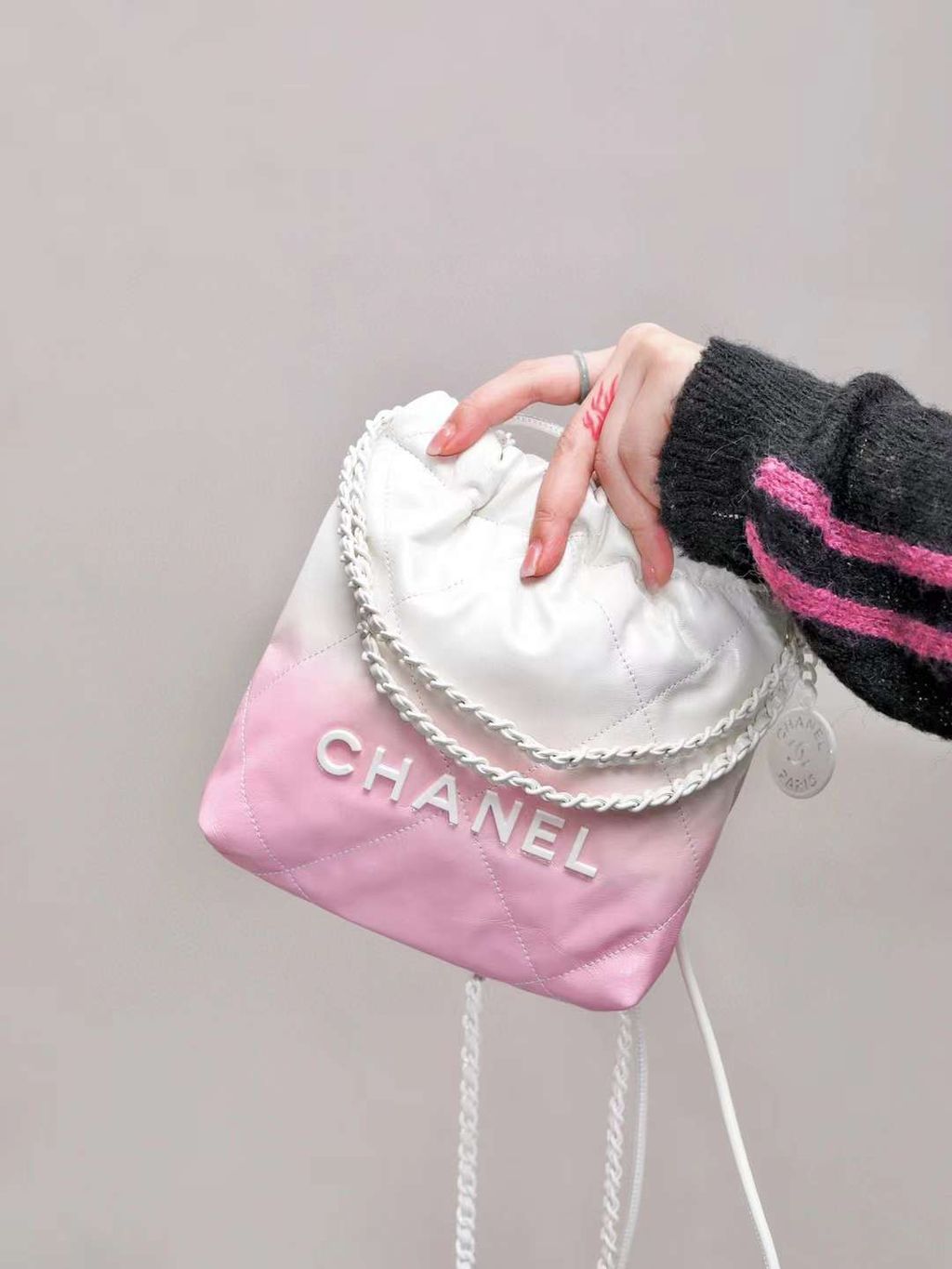 CHANEL 24S 22BAG MINI 漸層粉白小水桶包 