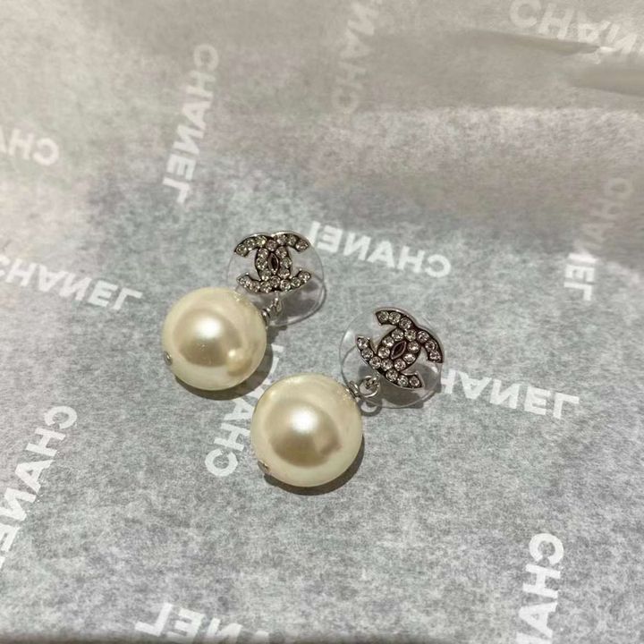 CHANEL 24S 銀色雙C滿鑽吊墜珍珠耳環 45