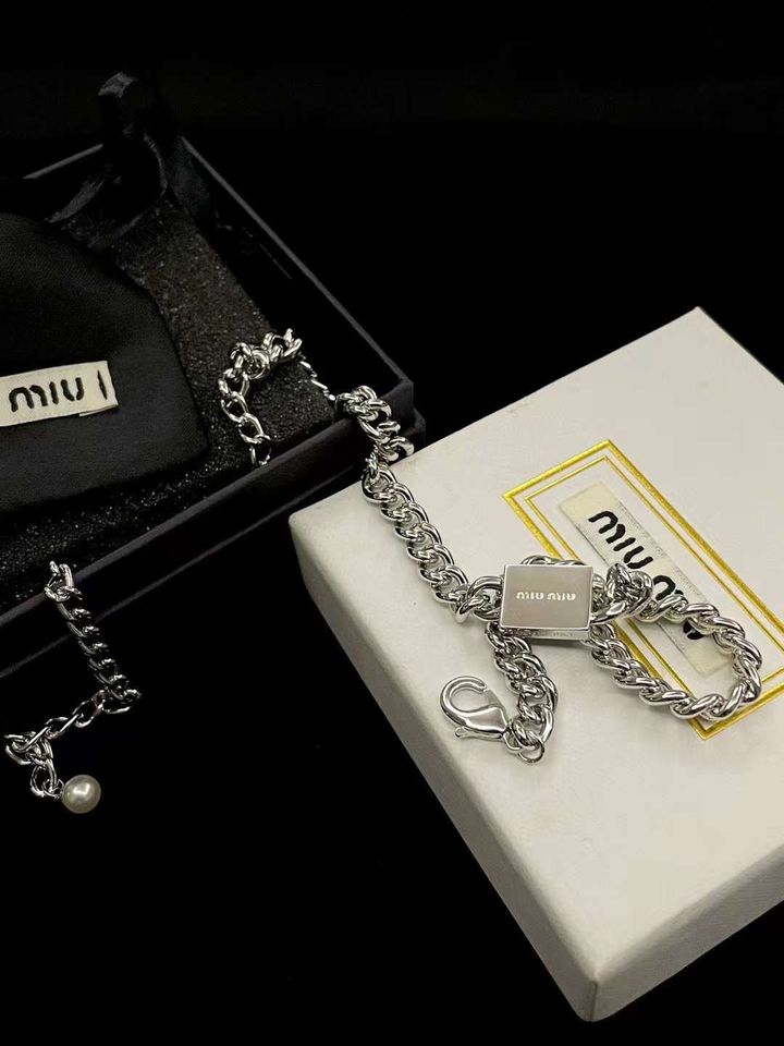 MIU MIU 黑銀牌LOGO頸鏈:項鍊2