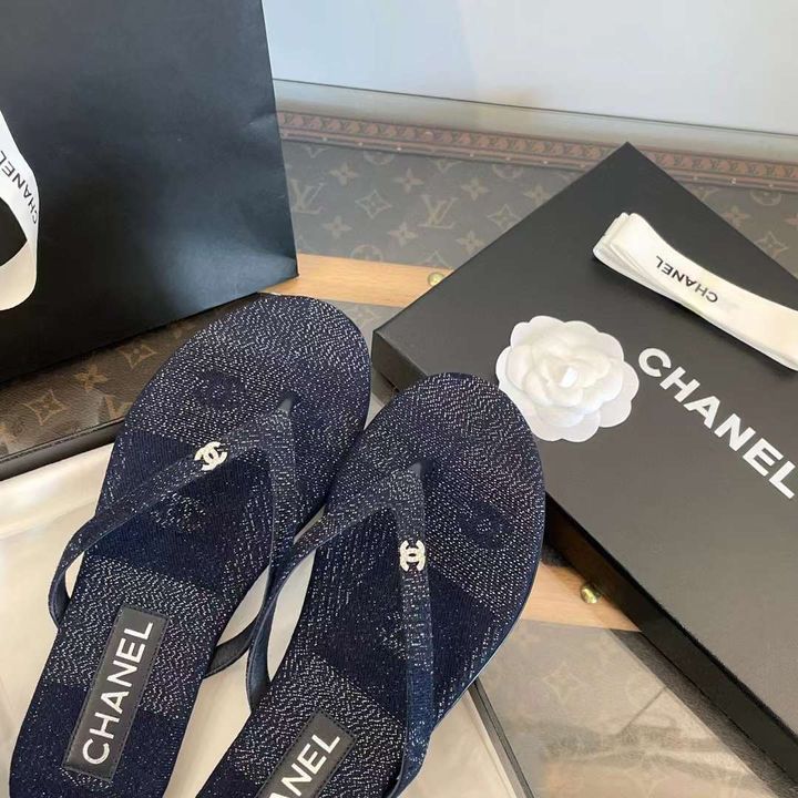 CHANEL 24P 牛仔藍水鑽扣人字夾腳拖鞋1