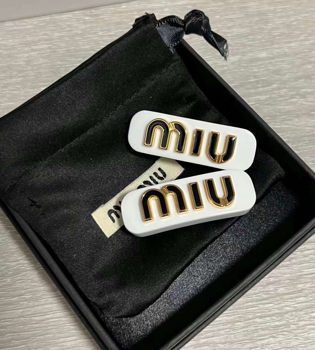 MIU MIU 黑金琺瑯樹脂髮夾 明星鞠婧禕同款4