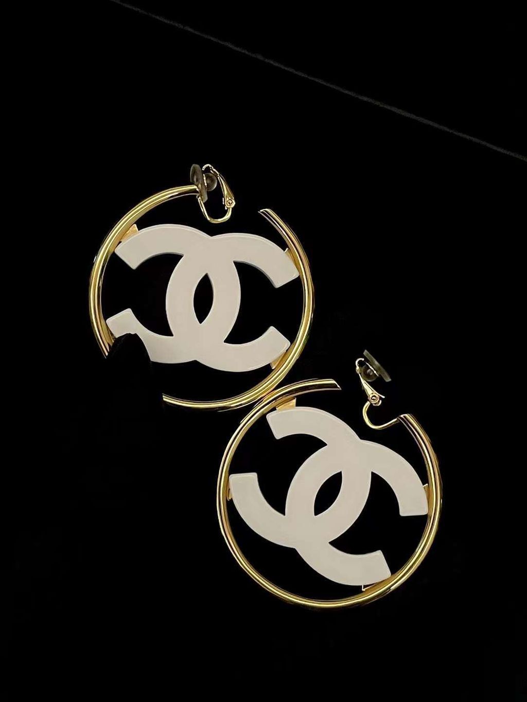 CHANEL 24S 白色亞力克雙C大圈耳夾耳環2