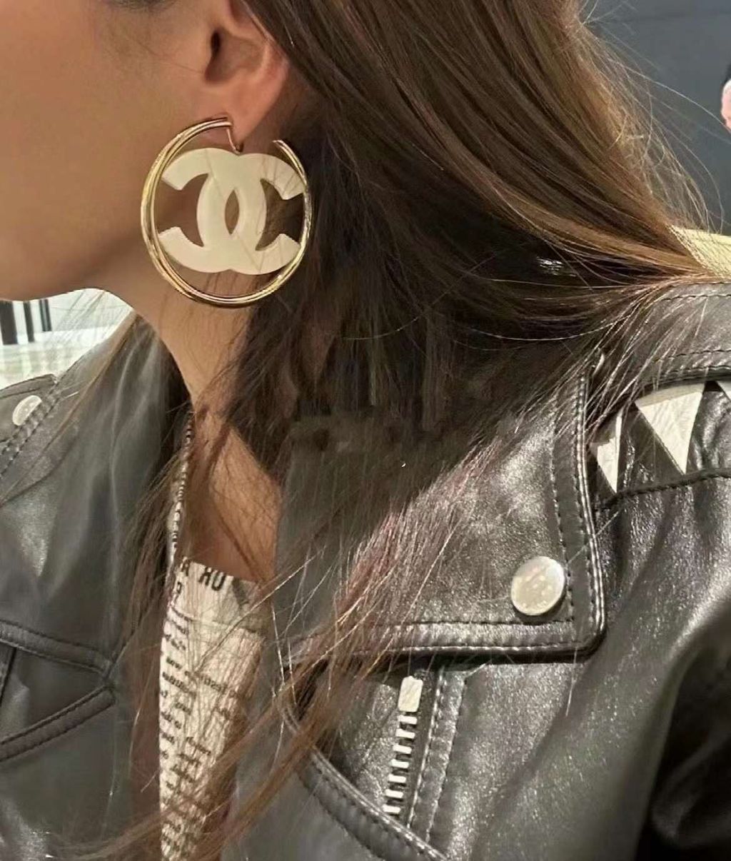 CHANEL 24S 白色亞力克雙C大圈耳夾耳環5
