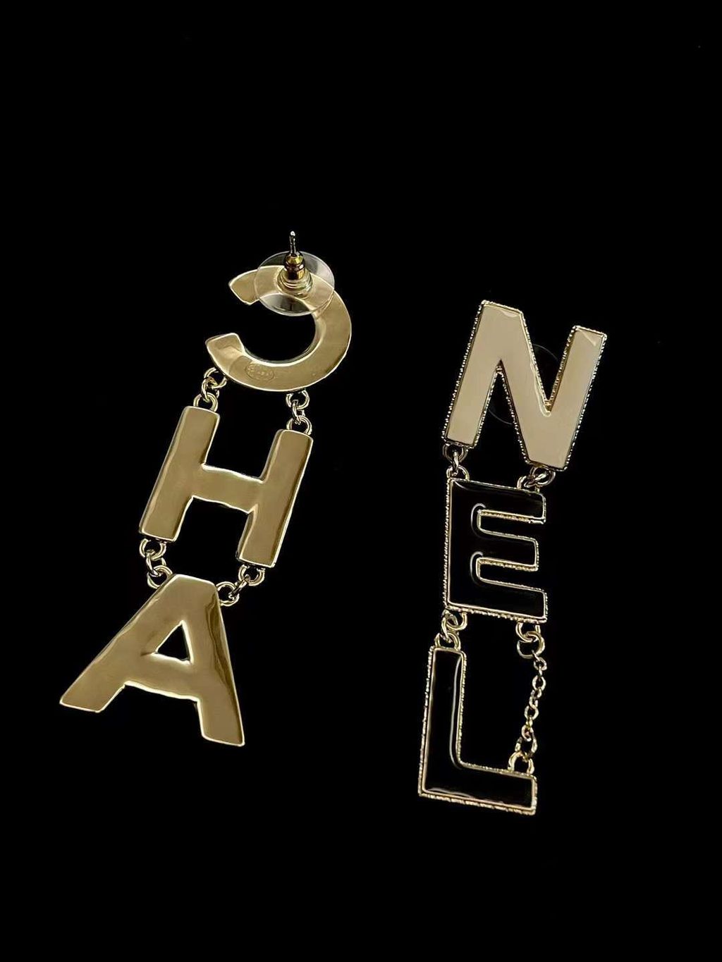 CHANEL 字母琺瑯黑白吊墜耳環1