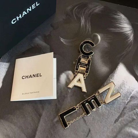 CHANEL 字母琺瑯黑白吊墜耳環