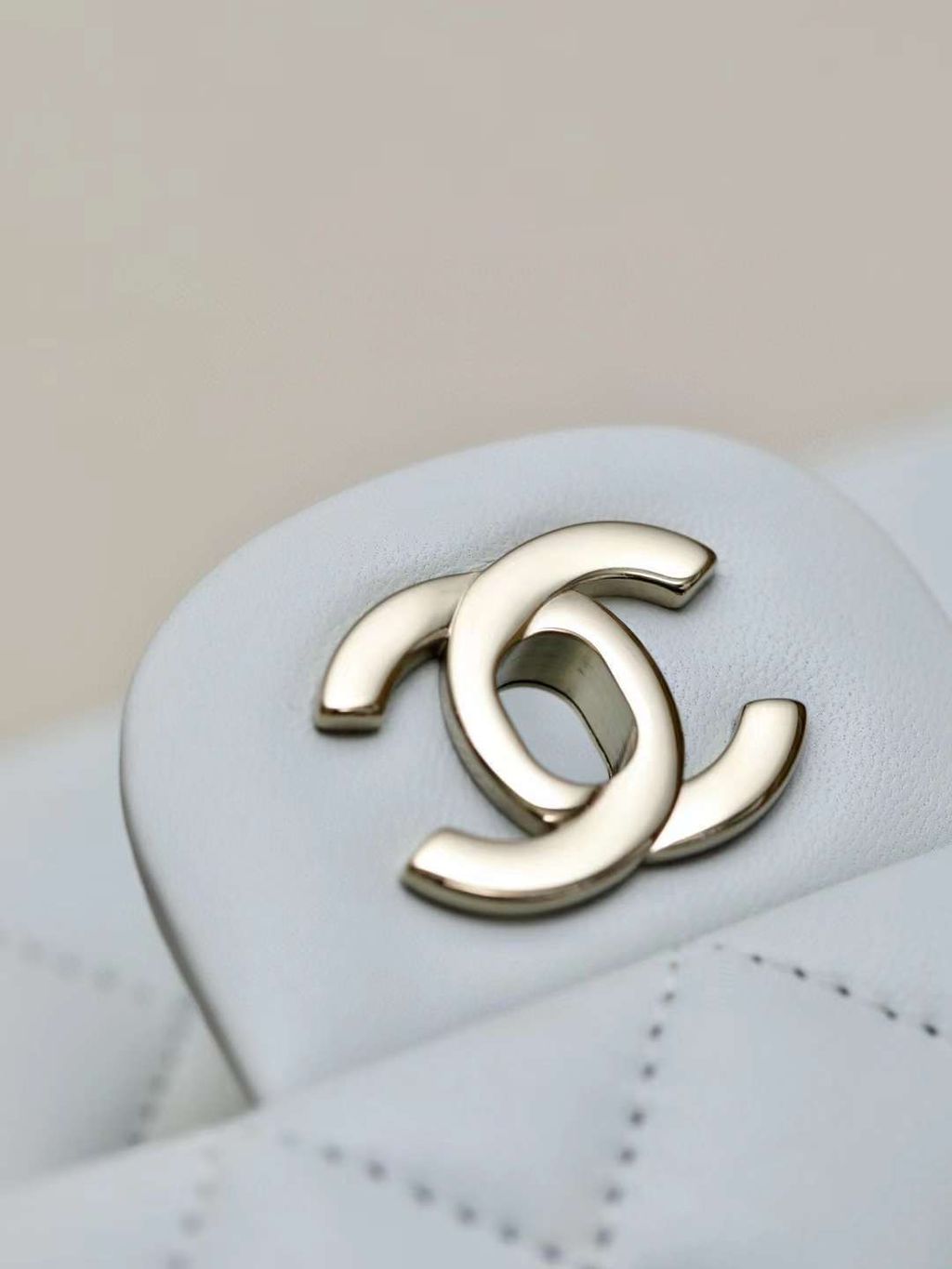  CHANEL 24A CF 灰色金釦羊皮口蓋包 方胖子 17CM 3