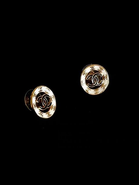 CHANEL 24P 白色圓鏤空琺瑯雙C耳環