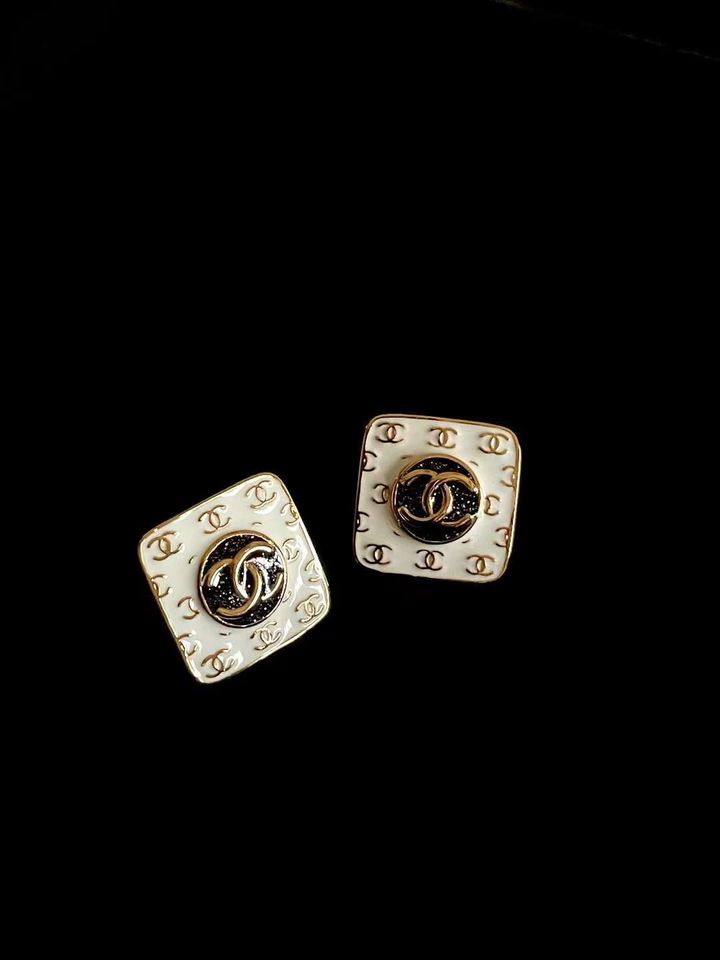 CHANEL 24C 白色琺瑯雙C方塊耳釘3