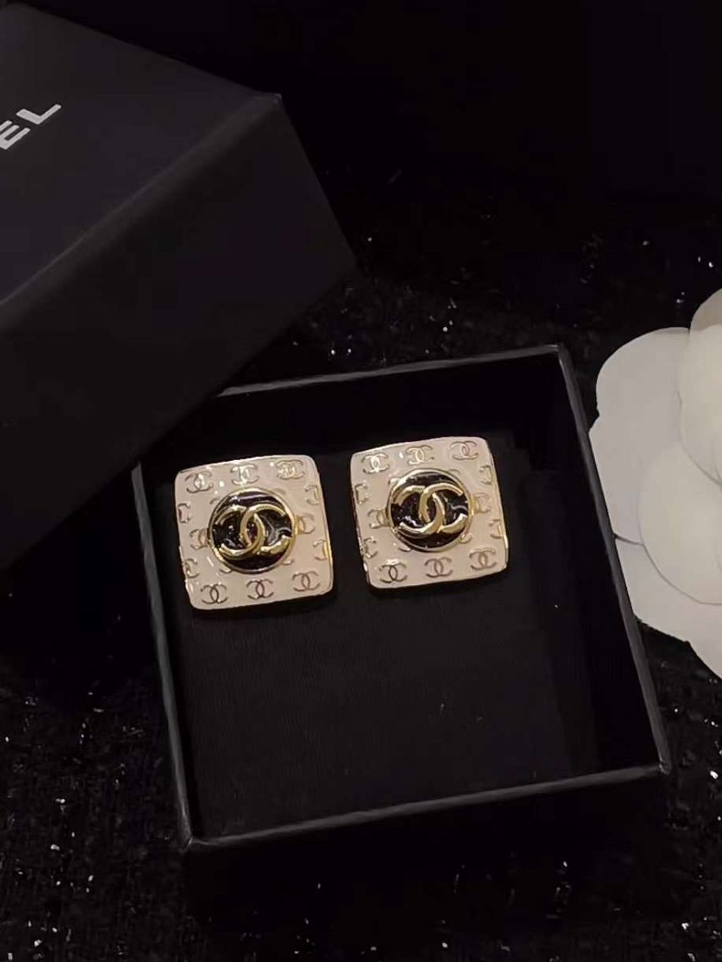 CHANEL 24C 白色琺瑯雙C方塊耳釘4