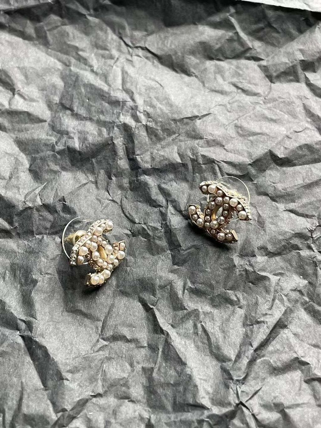 CHANEL 珍珠邊微鑲鑽雙C耳環 4