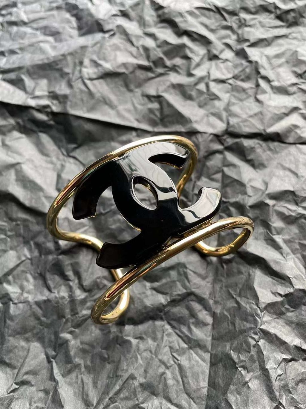 CHANEL 24S 黑壓克力雙C鏤空寬手鐲:手環