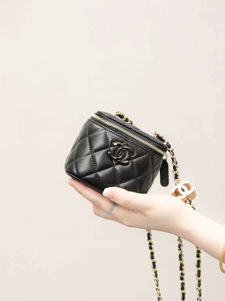CHANEL 24A 琺瑯扣口紅包ˋ