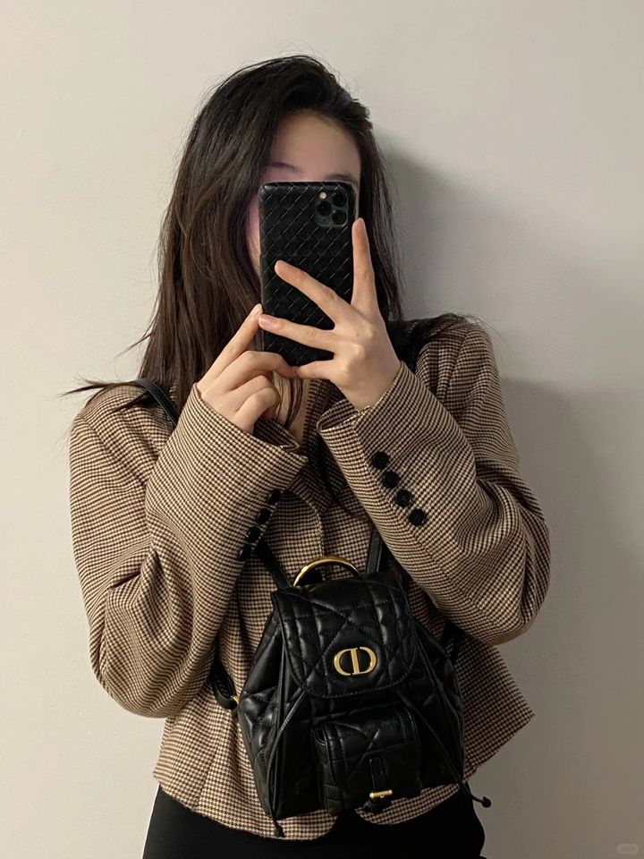 一秒沦陷啊🤔️Dior Caro 双肩包大小对比图_4_WoW Fantasy奢品_来自小红书网页版