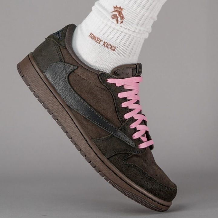 Travis-Scott-Air-Jordan-1-Low-OG-Brown-DM7866-202-On-Feet-1068x1068