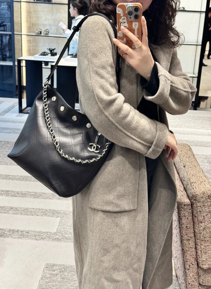 CHANEL 25P黑银铆钉水桶👜_4_咖啡糖_来自小红书网页版