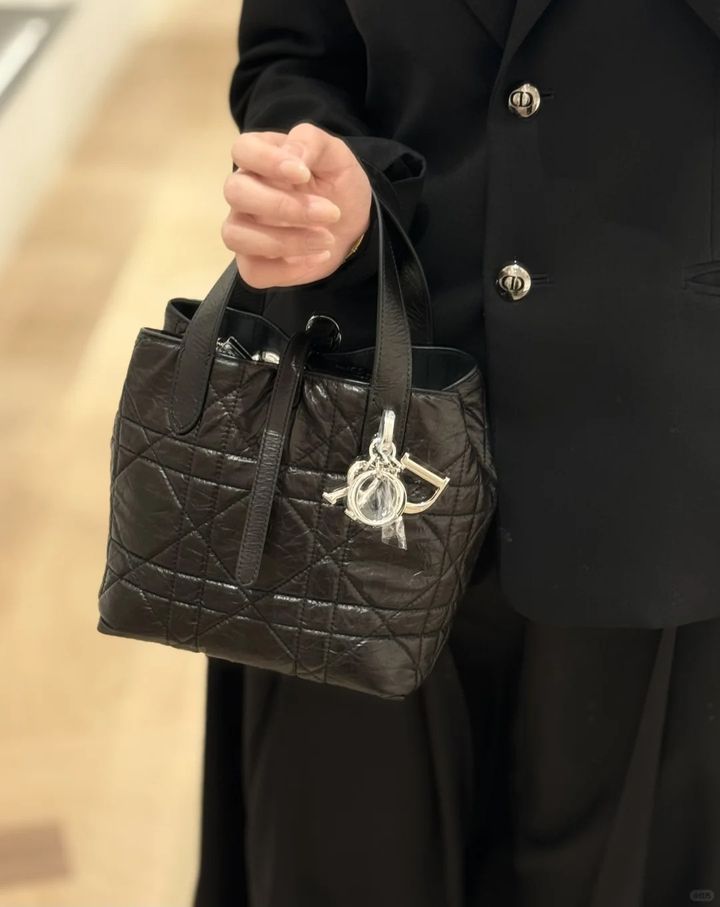 Dior｜谁把可爱背出了街_1_Zzoey_来自小红书网页版