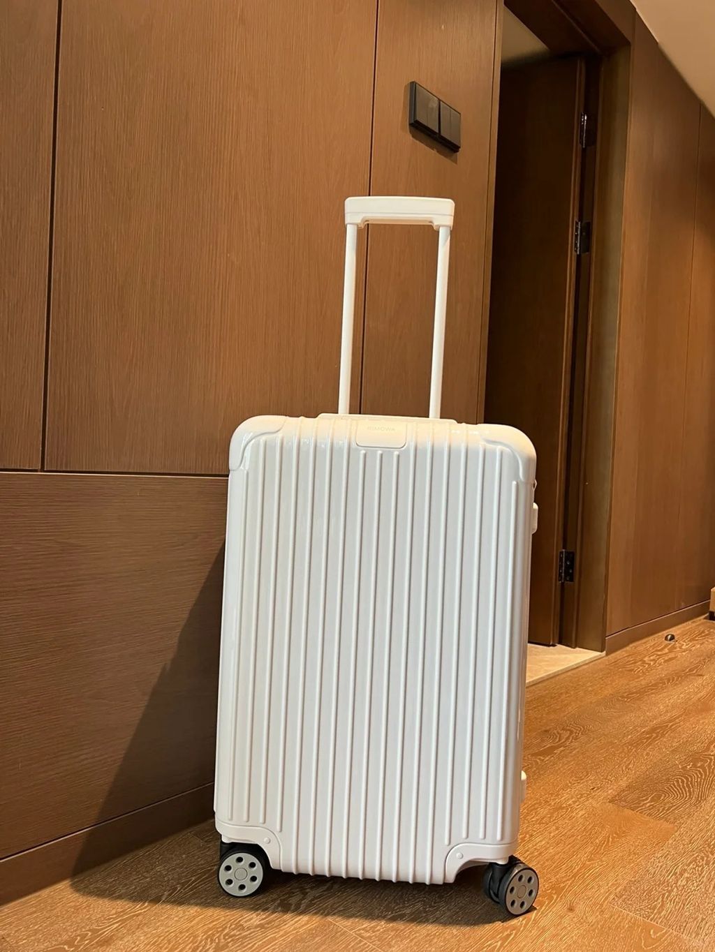 rimowa白色拉链行李箱_2_yuluu_来自小红书网页版