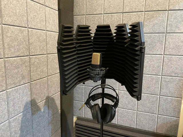 錄音室裡的麥克風與防噴罩