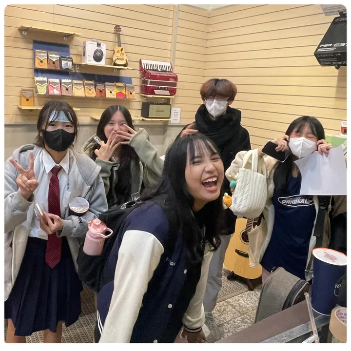 學員們在柚子樂器店內開心合照