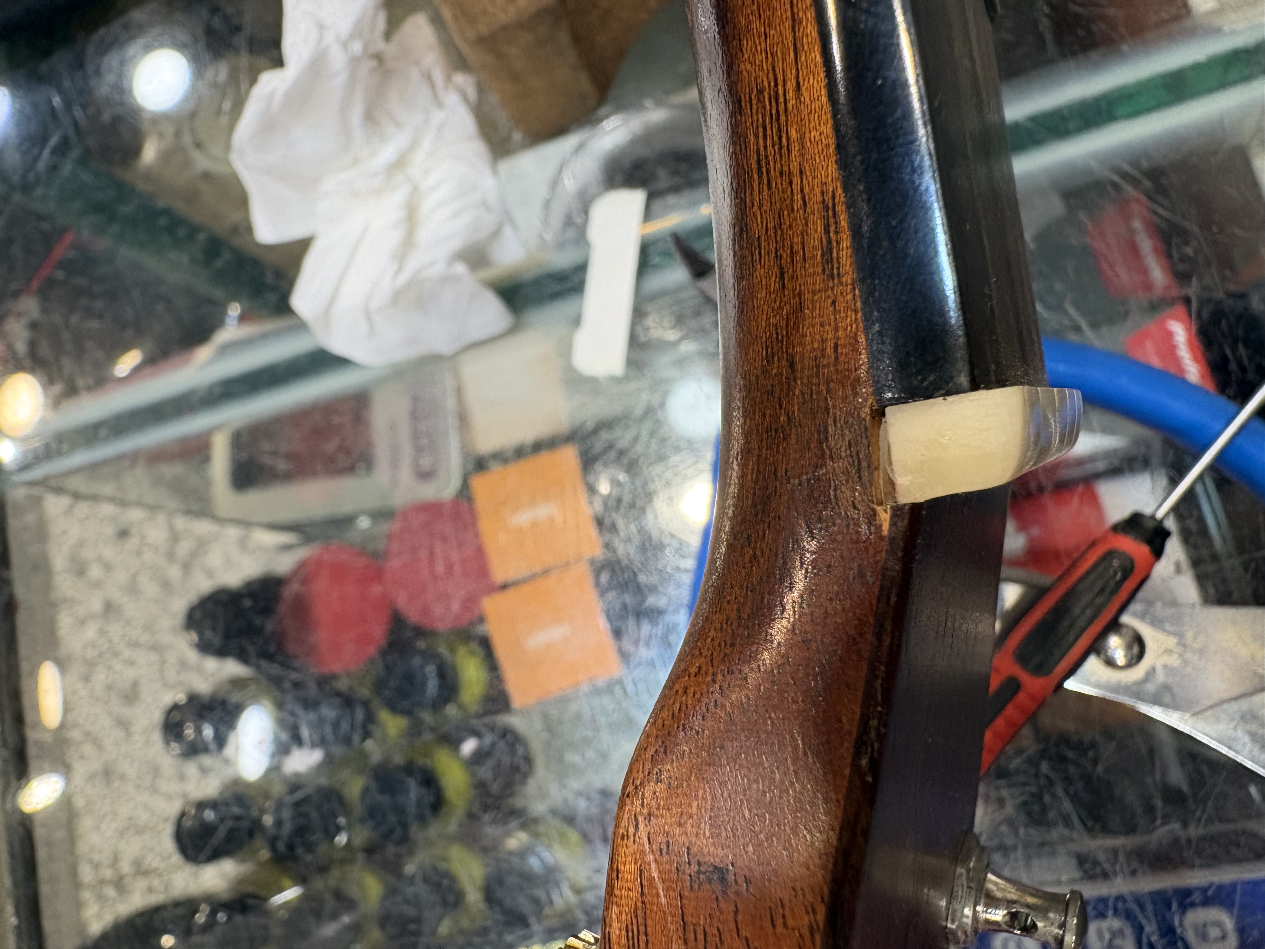 美國 Martin 吉他摔落維修案例｜上弦枕凹陷的正確修復方式