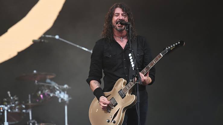 Dave Grohl：從鼓手到搖滾精神象徵