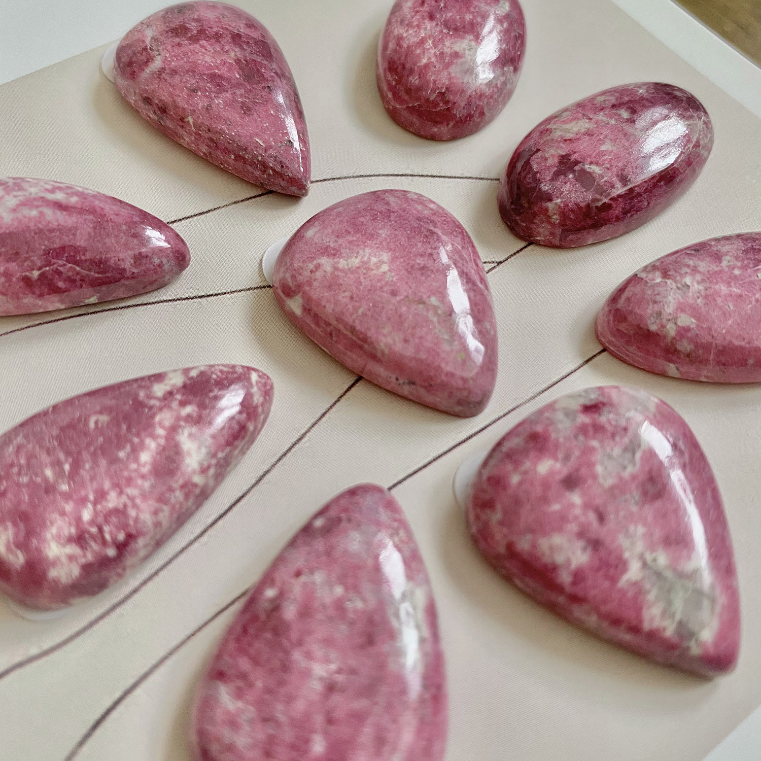 Cabochon - Thulite - 2.jpg