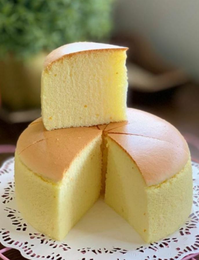 EASY! 4-Ingredient Oil Sponge Cake Recipe - Joy of Eating the World