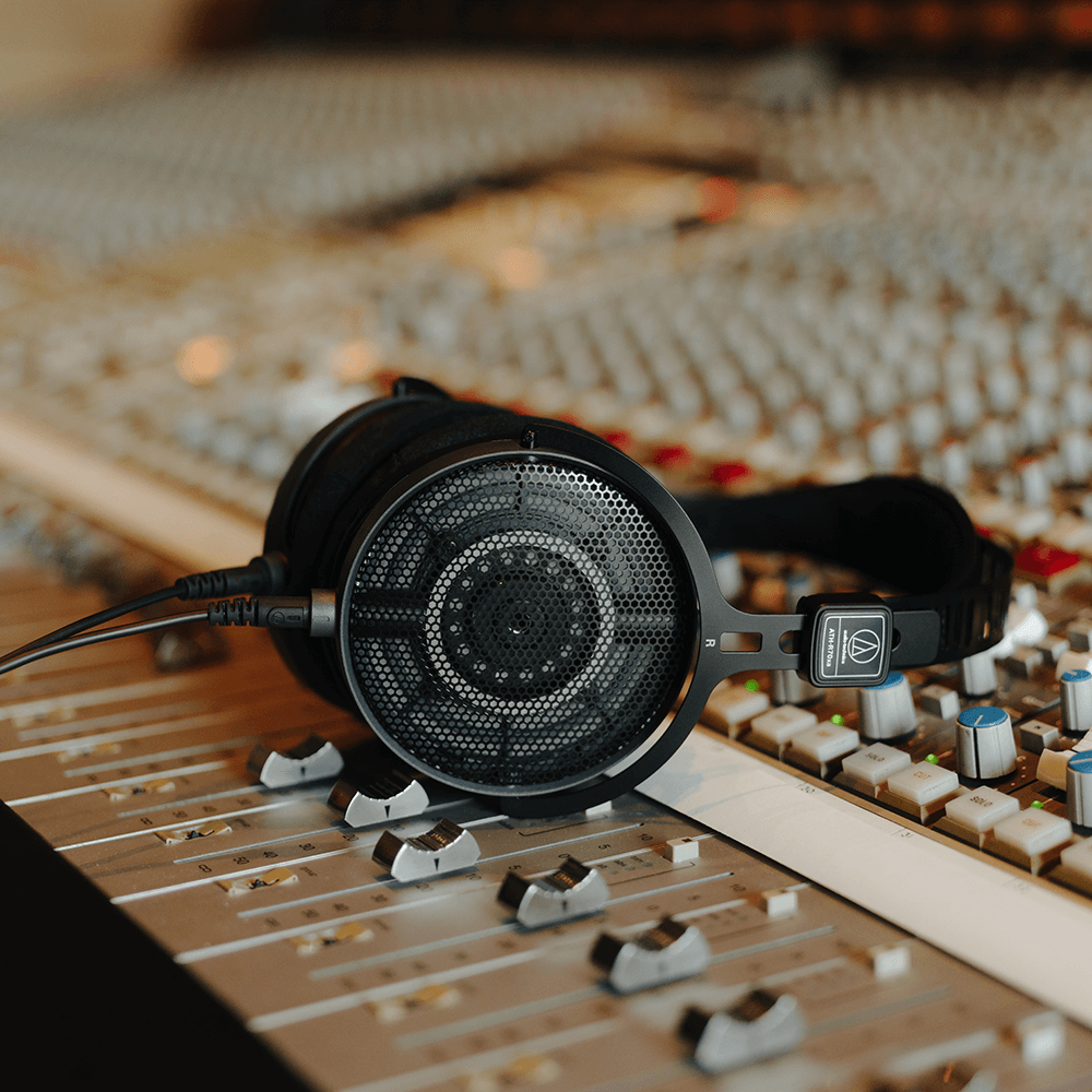 ATH-R70xa_Lifestyle_09